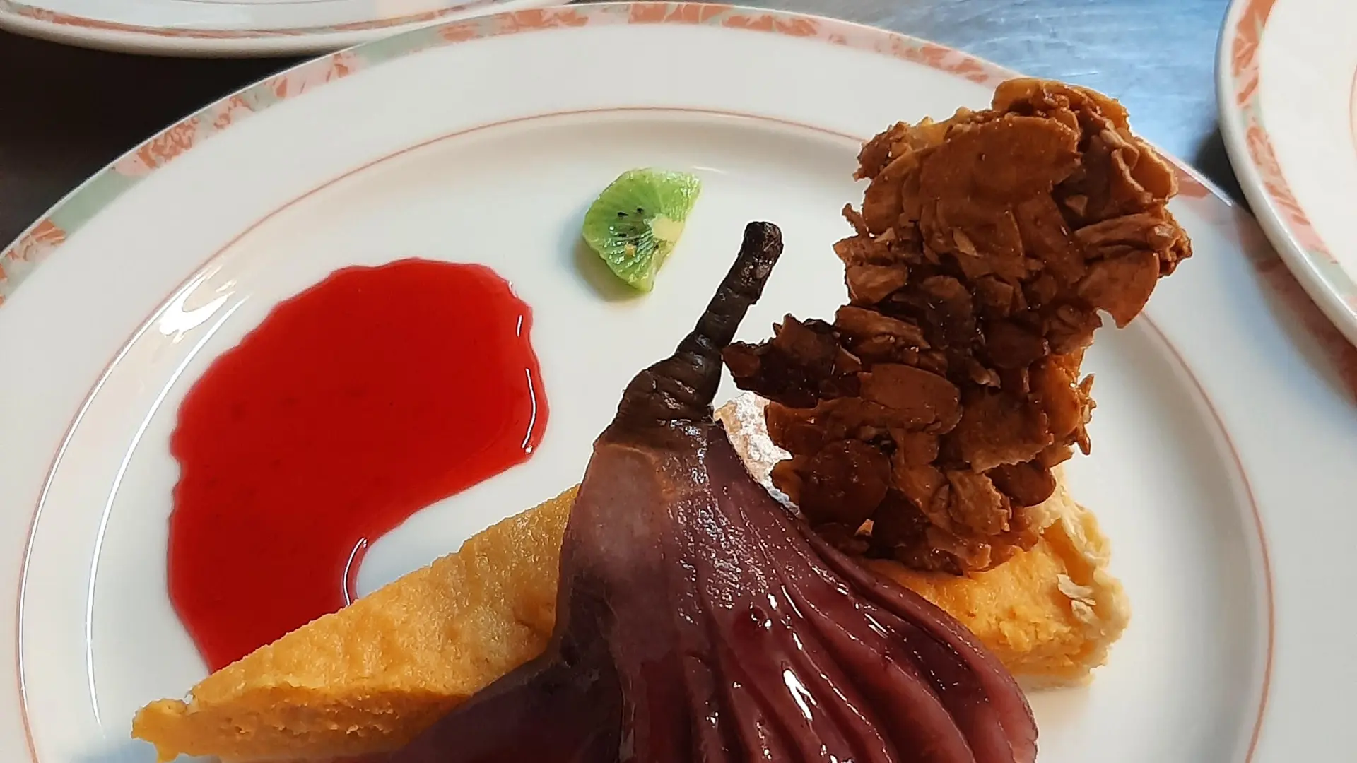 Tarte doubeurre et sa poire au vin rouge
