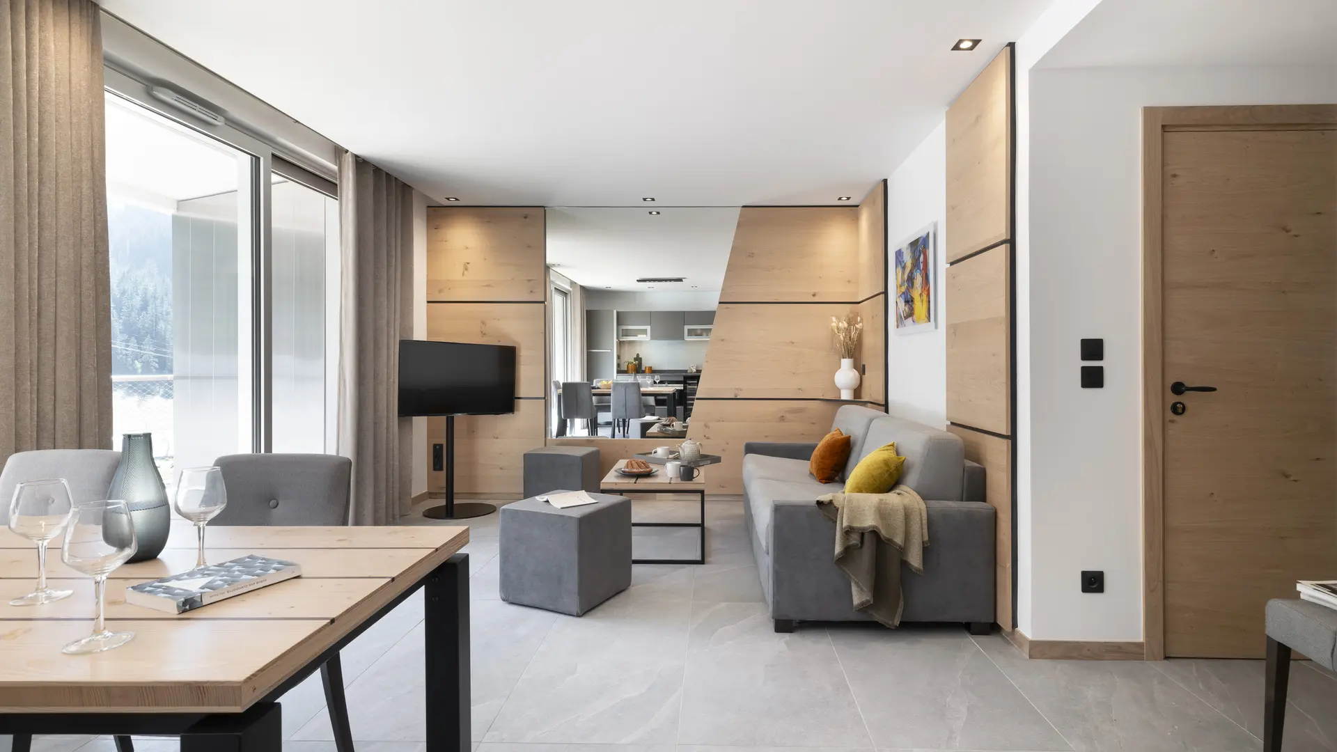 Ruim appartement met uitzicht op de woonkamer vanuit de keuken