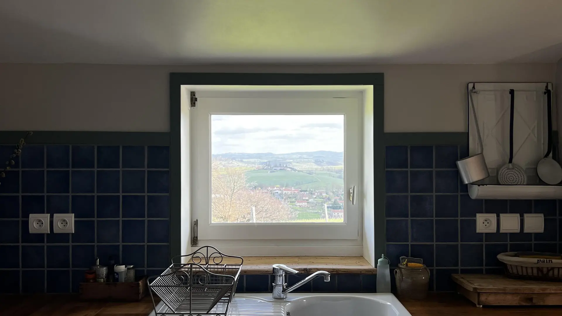 Coin cuisine avec vue