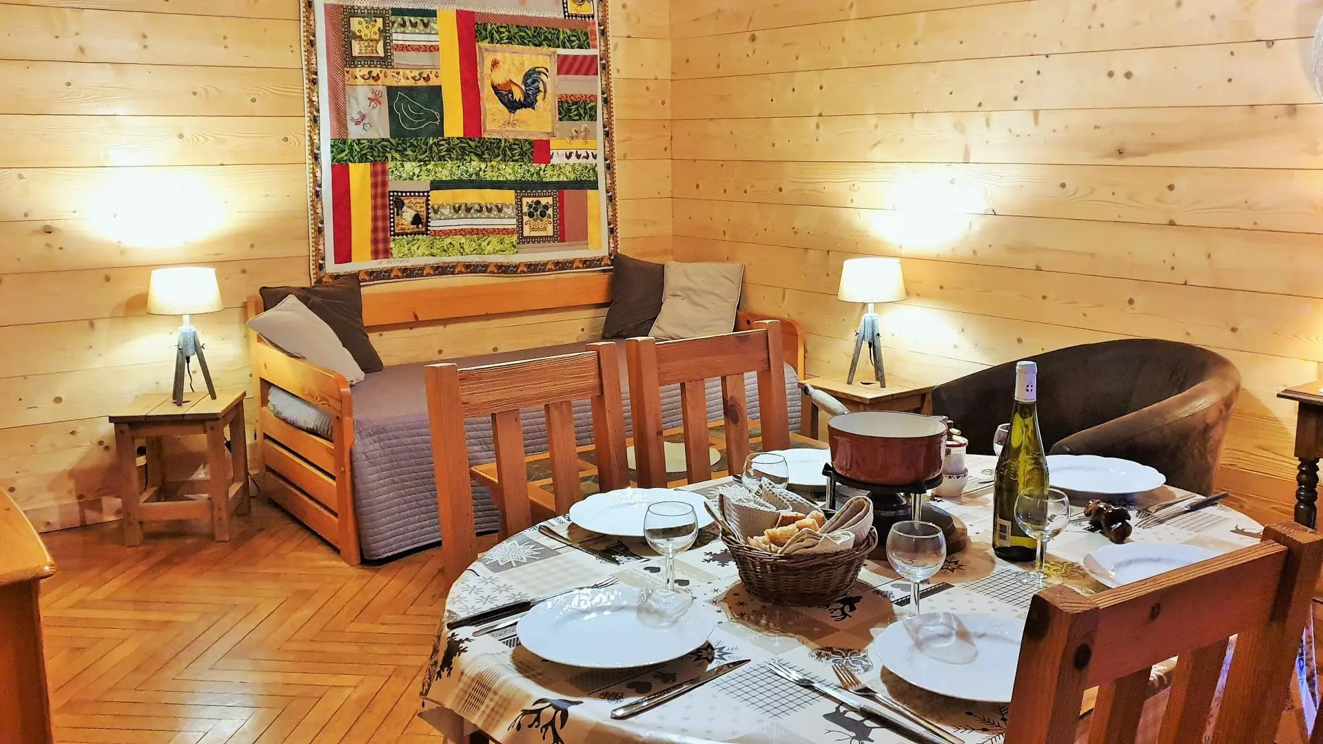 Après un moment de détente dans le coin salon vous apprécierez de partager ensemble de bons repas savoyards ...
