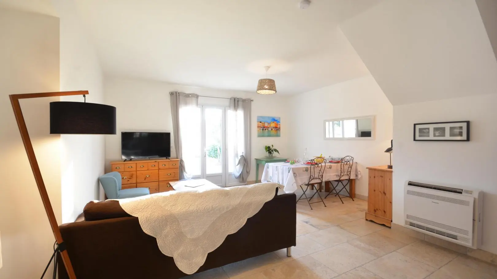 SALON SALLE A MANGER TRES LUMINEUX ET CLIMATISE