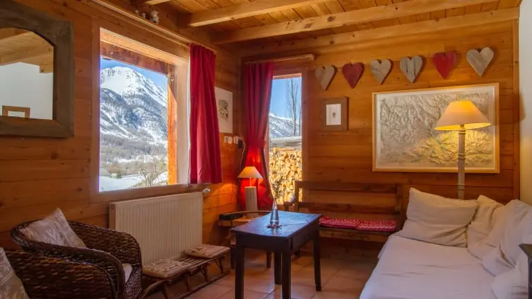 Un poele à bois apporte un joli confort à ce salon