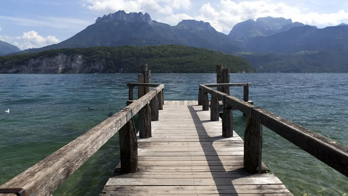 Le Roc de Chère et les montagnes du lac d'Annecy vus depuis l'embarcadère de Saint-Jorioz