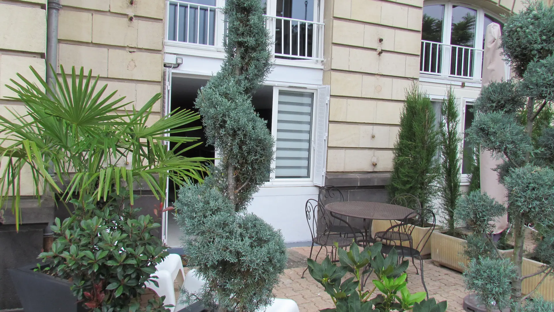 entree d et terrasse aménagée