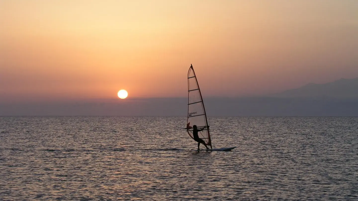 vue de la plage spot de surfeurs et planche à voile;