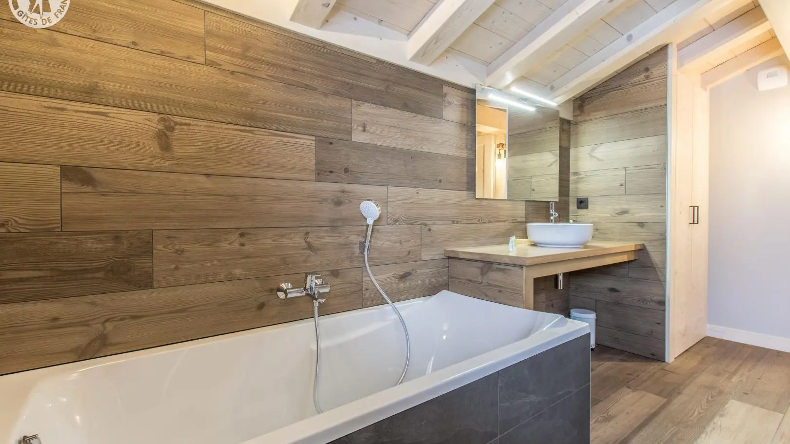 Salle de bains avec baignoire et douche à l'étage