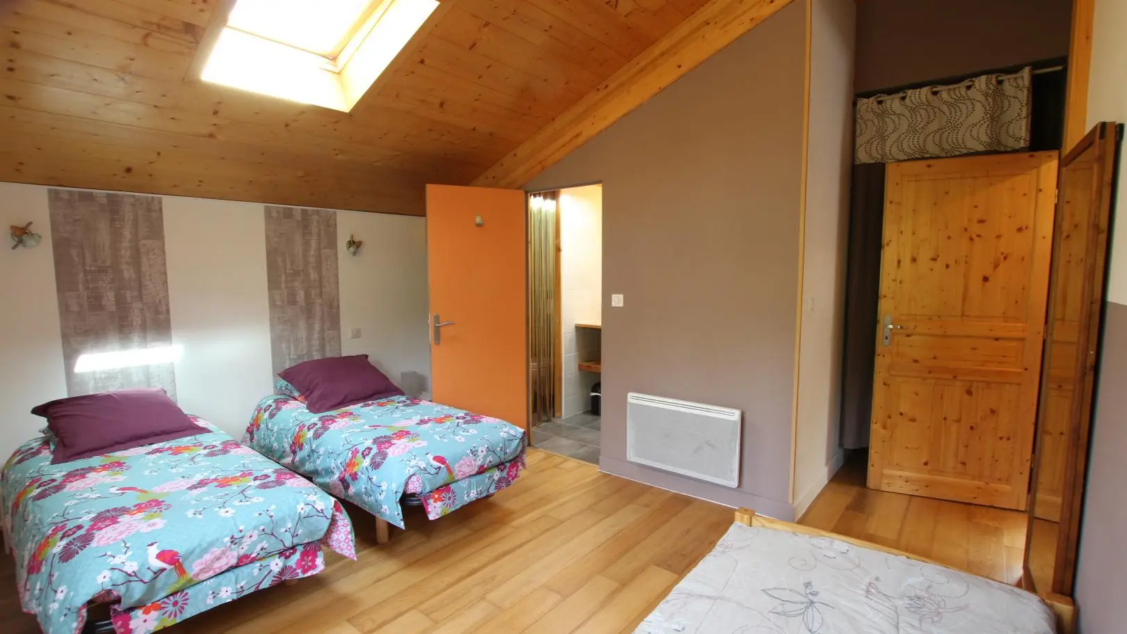 Chambre avec salle d'eau privative.