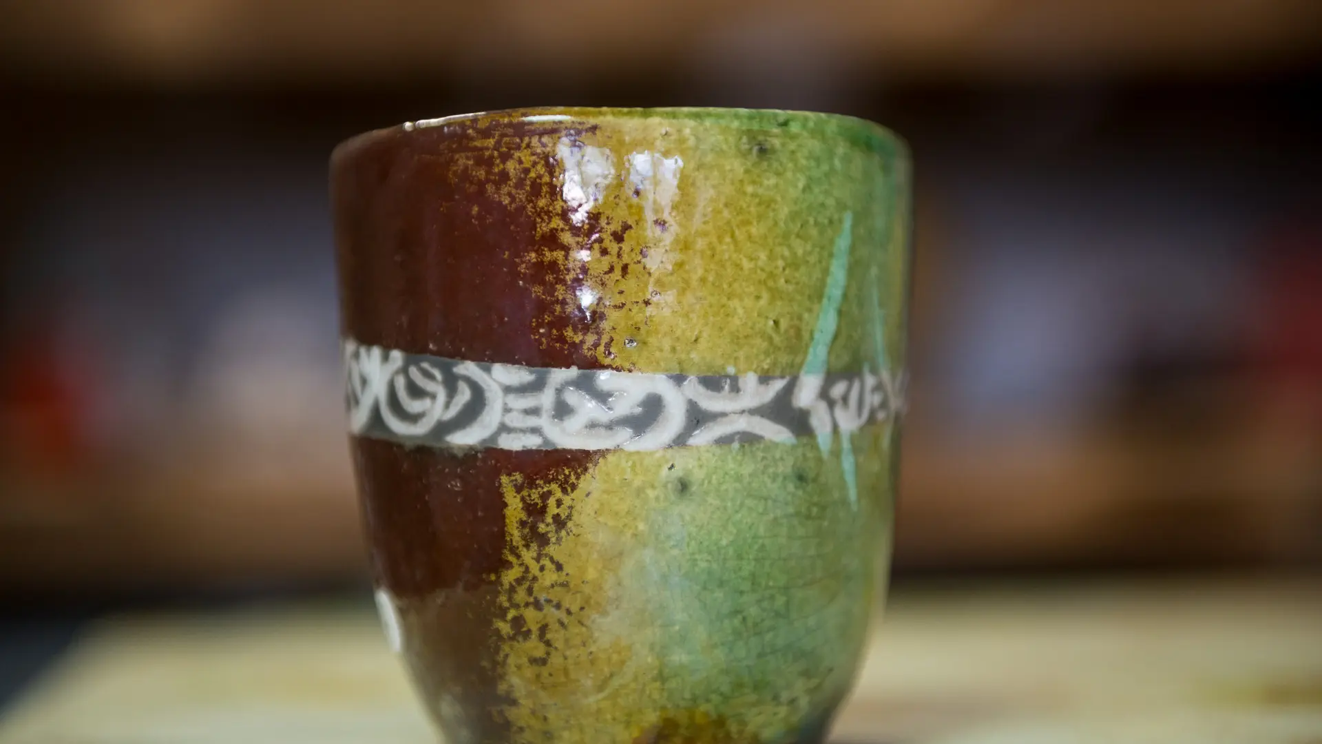 L'émail vert a changé de couleur sur un coté pendant la cuisson