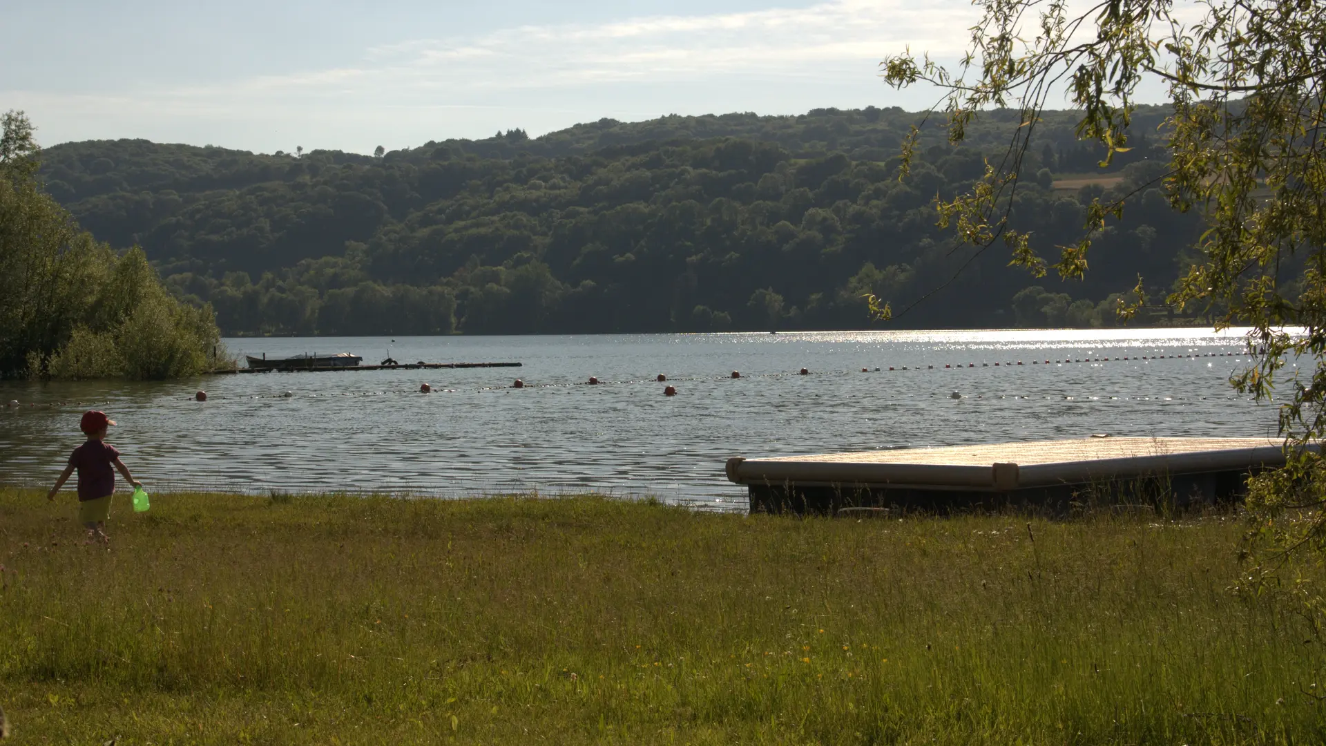 Notre grande plage est en herbe, aménagée de petit galets pour aller dans l'eau...