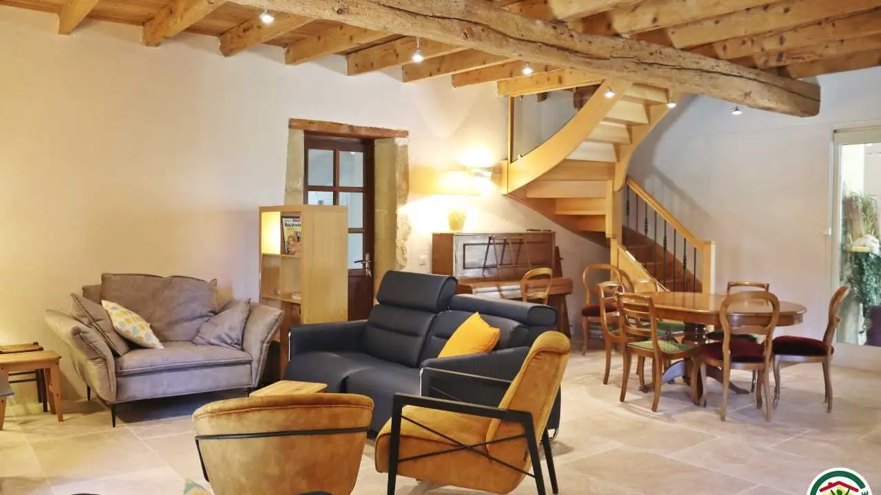 La pièce commune : coin salon, détente, piano et salle de petit déjeuner