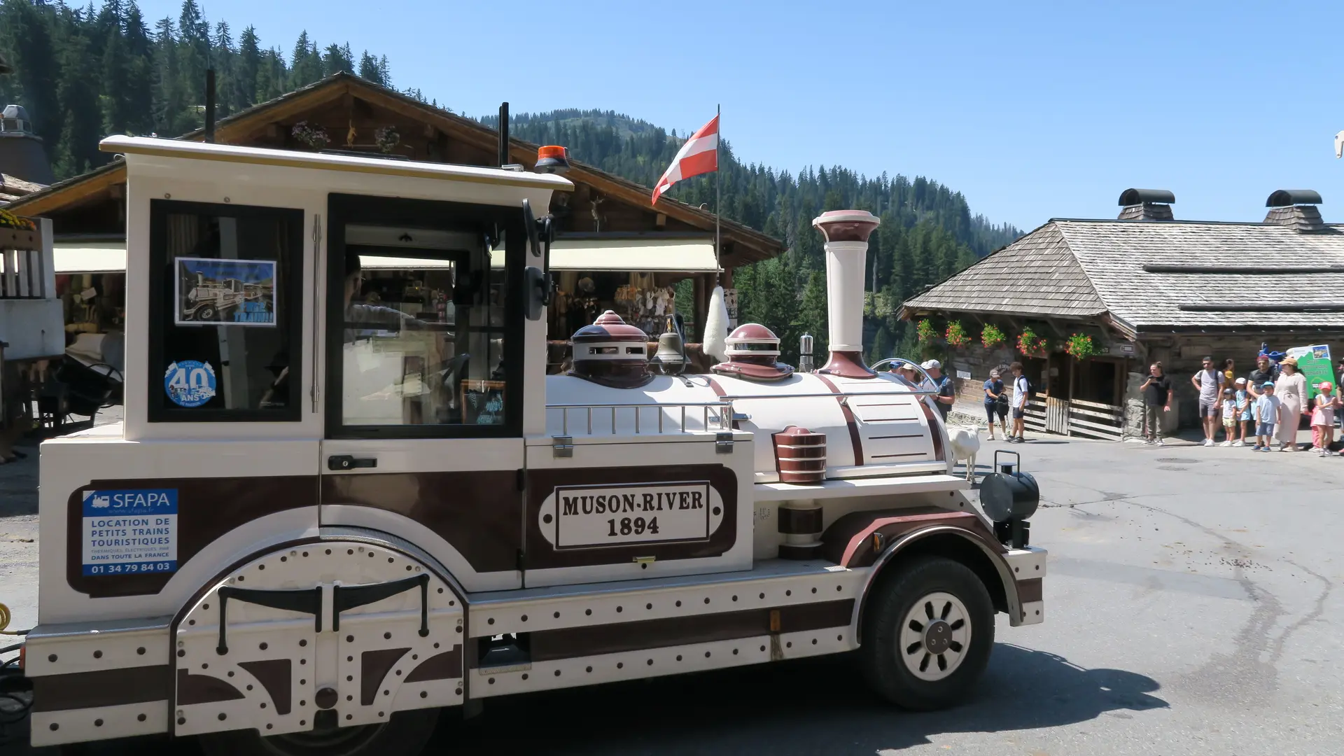 Petit train du village des Lindarets