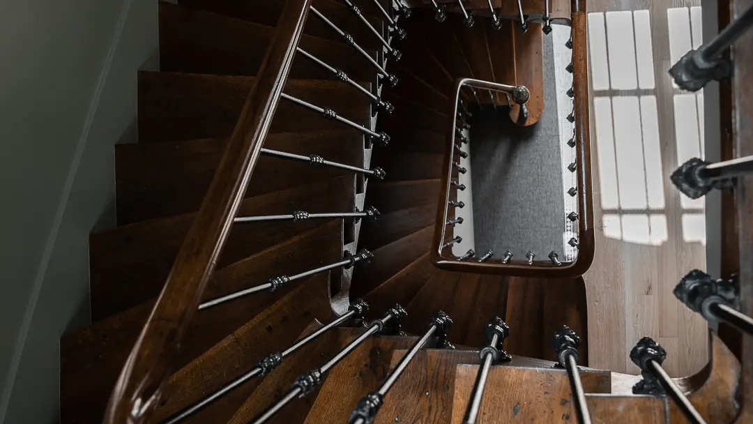 Escalier en bois de la maison du Chef