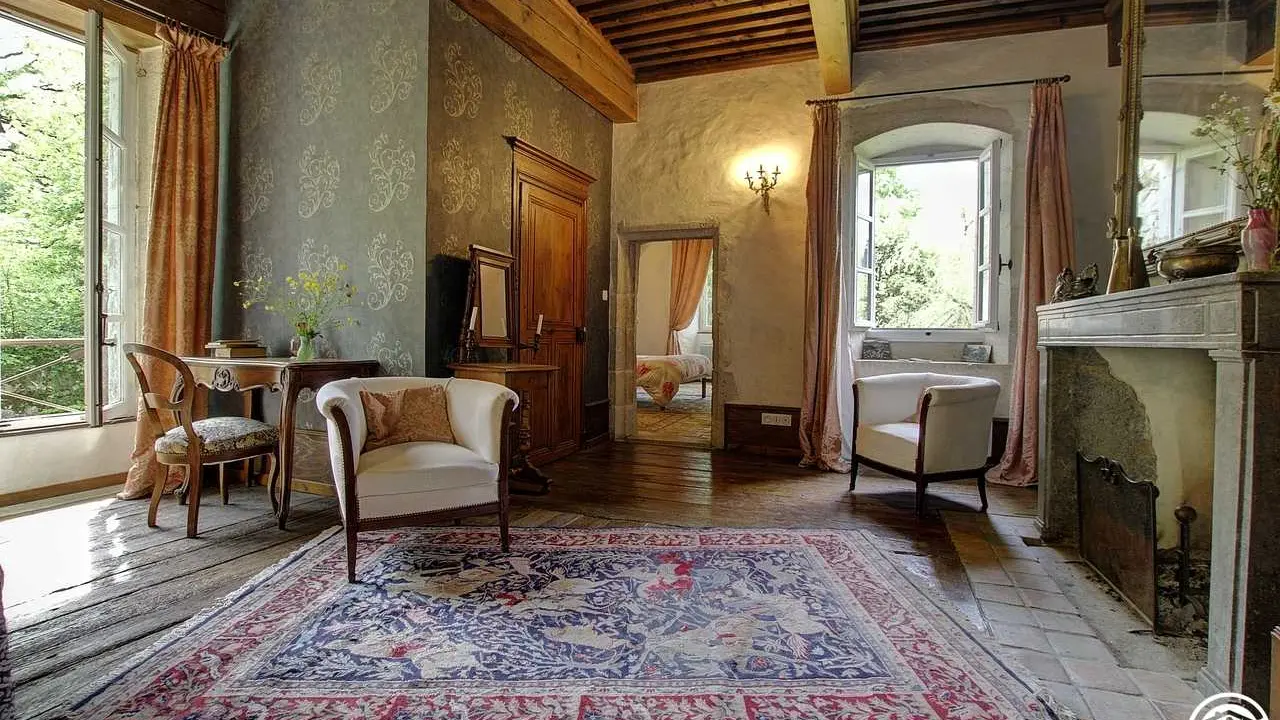 Suite parentale avec 4 couchages, nommée Le lieu secret. La cheminée est en fonction pour des veillée au coin du feu.