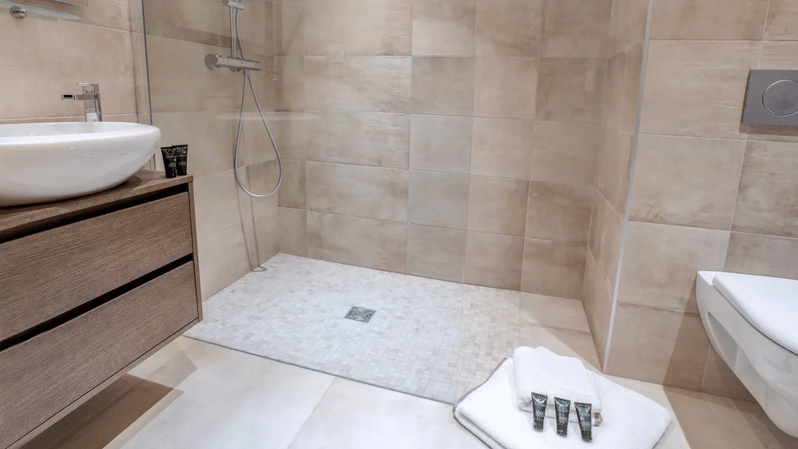 Salle d'eau avec douche à l'italienne, wc suspendu et vasque