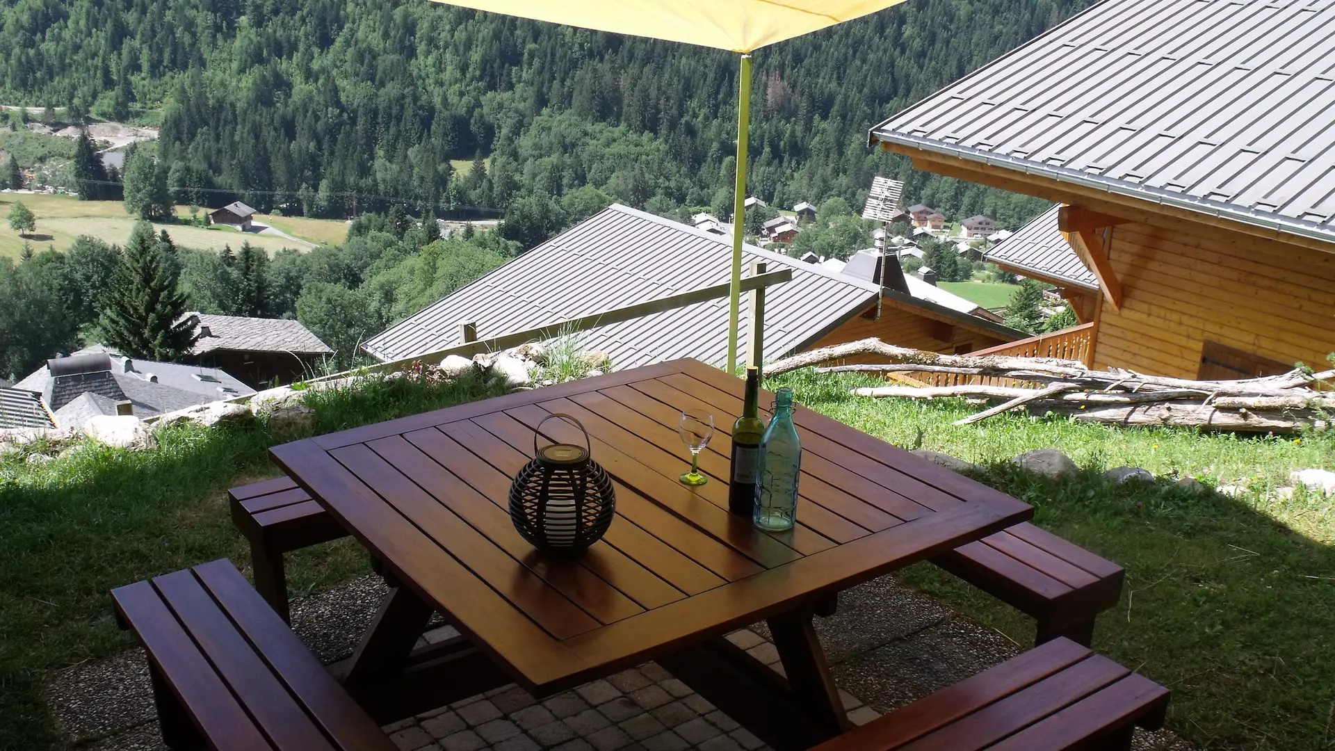 Table dans le jardin en été