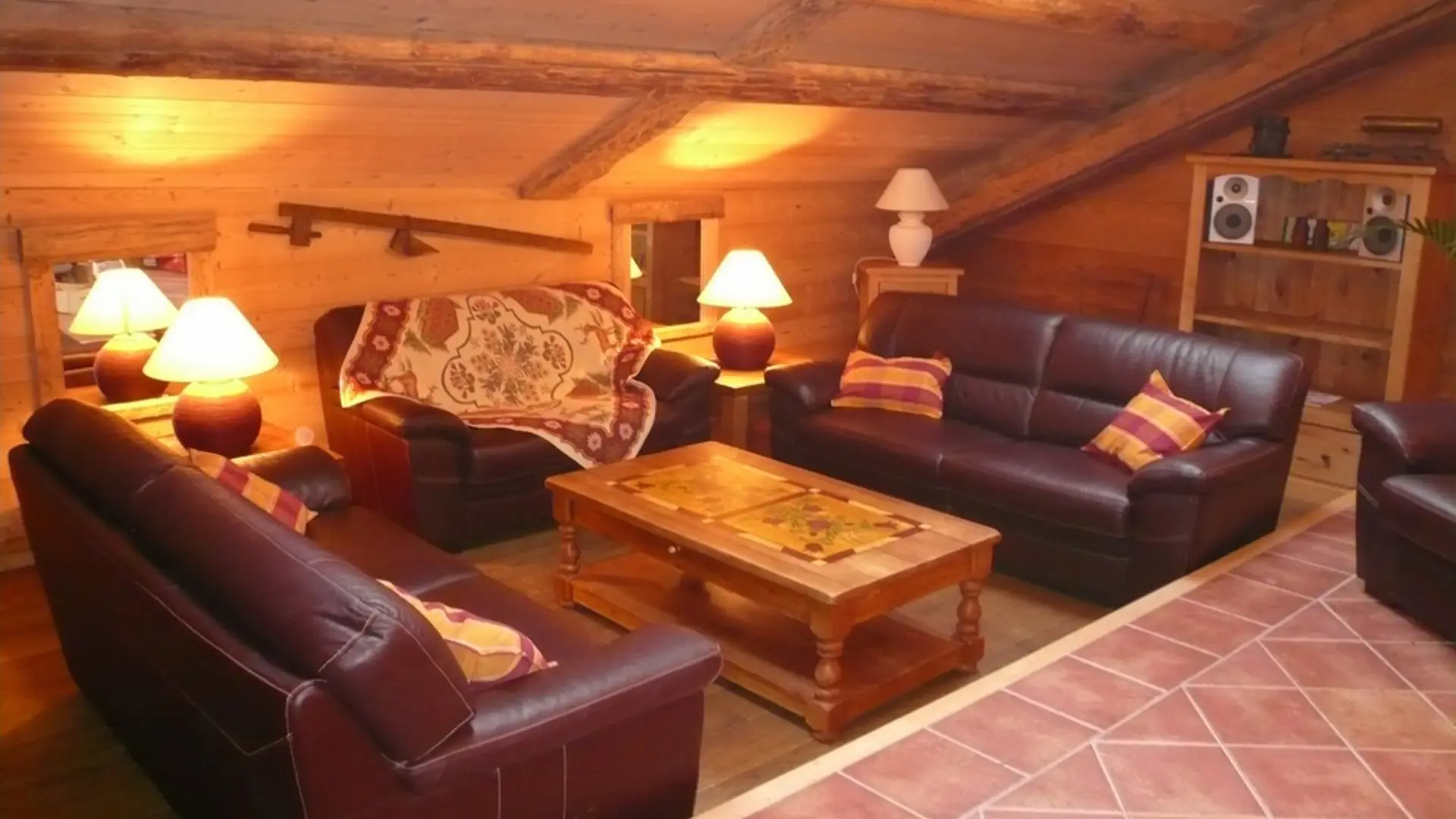 Séjour avec canapés/Living room with sofas-Au Bon Vieux Temps n°1-Le Grand-Bornand