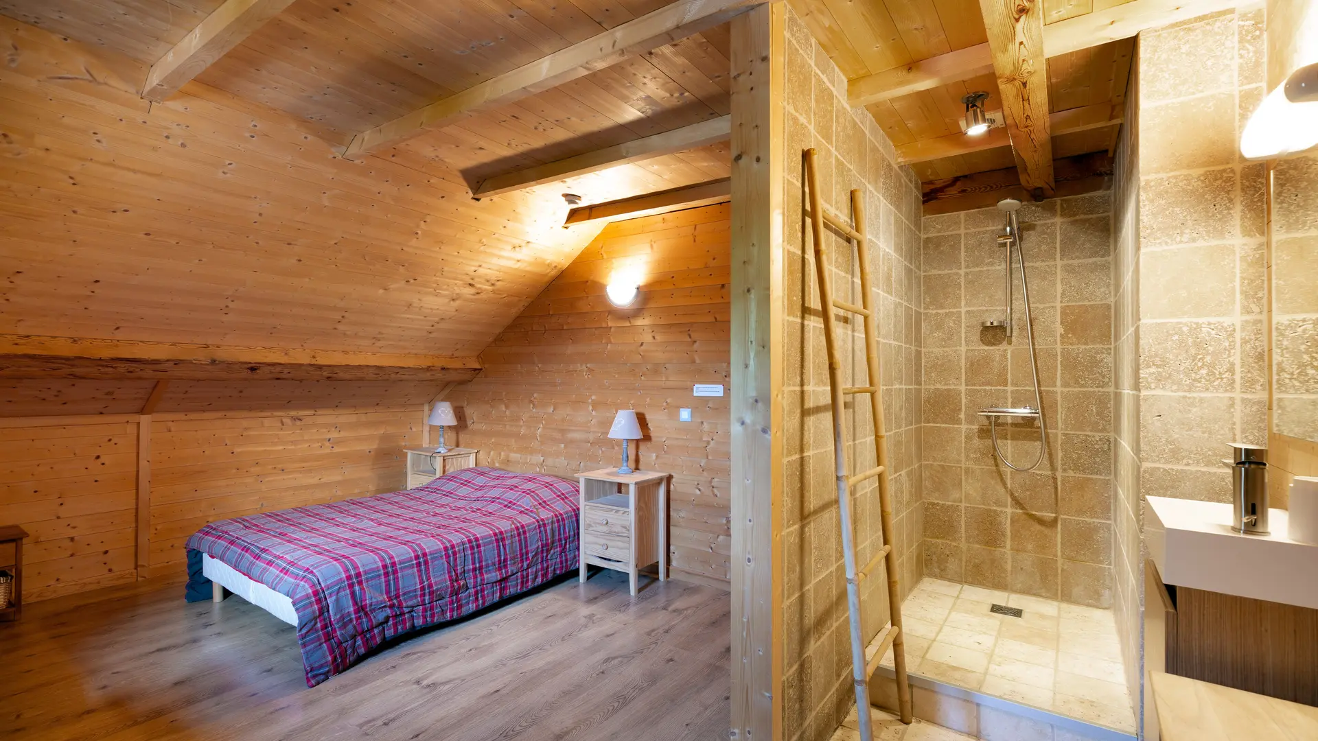 1ère chambre à l'étage, avec douche