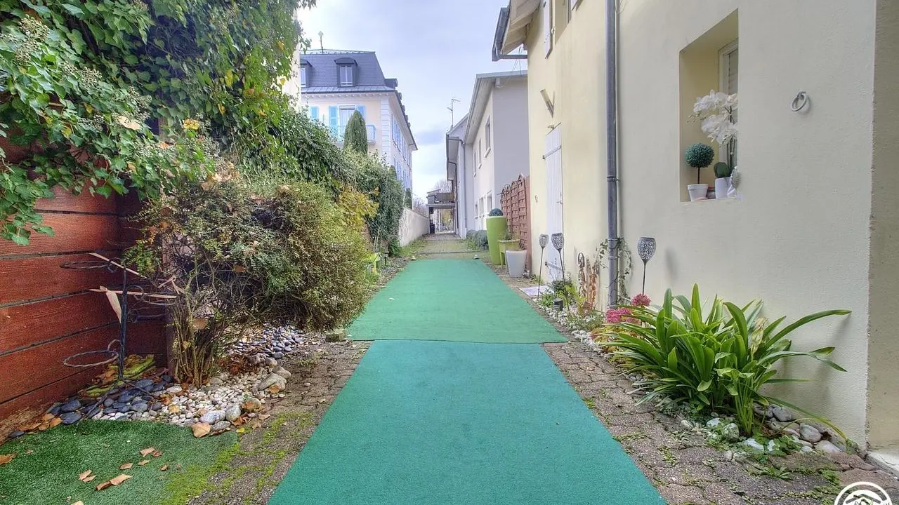 Vue depuis la porte d'entrée du gîte.