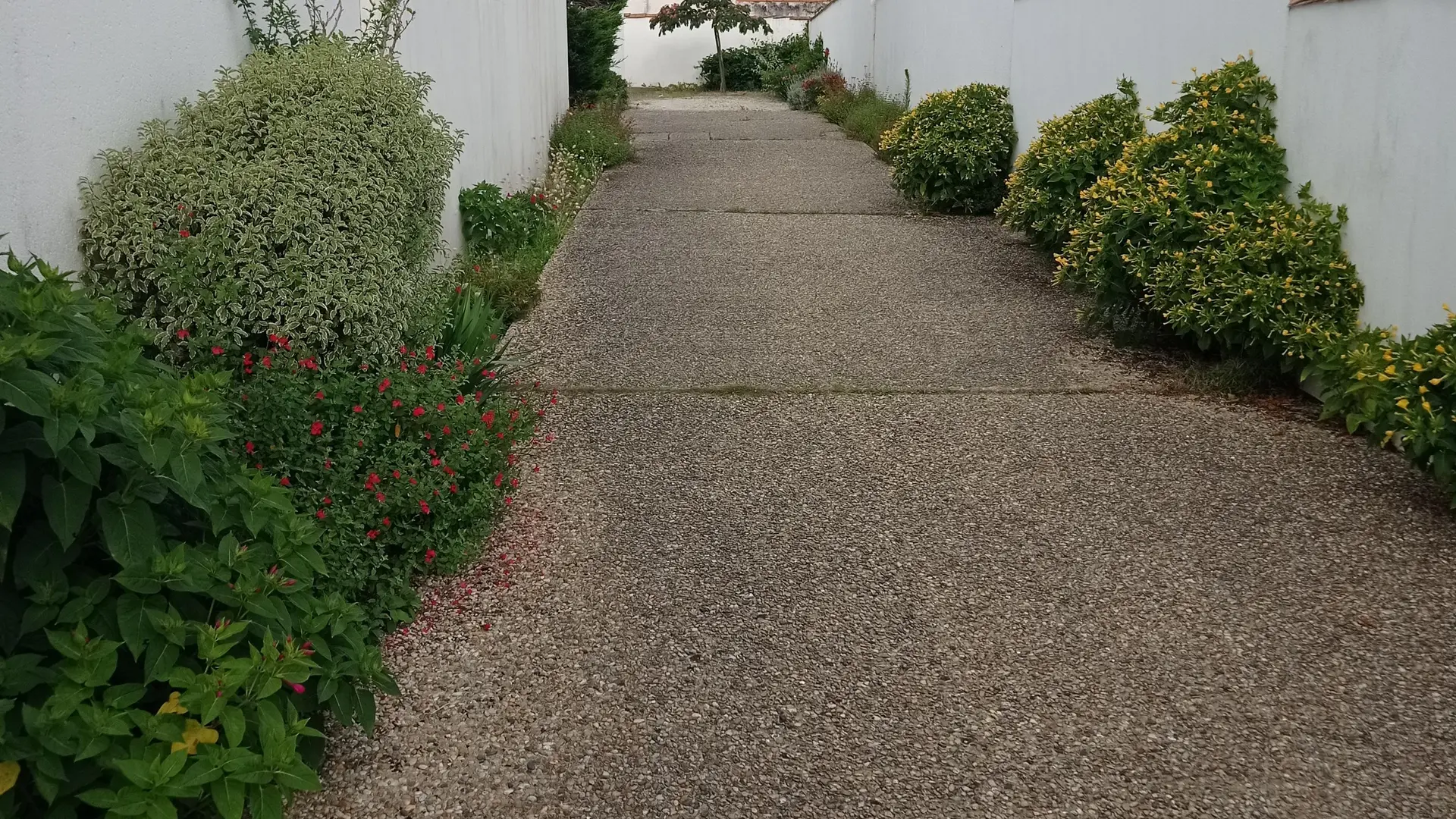 Entrada con aparcamiento