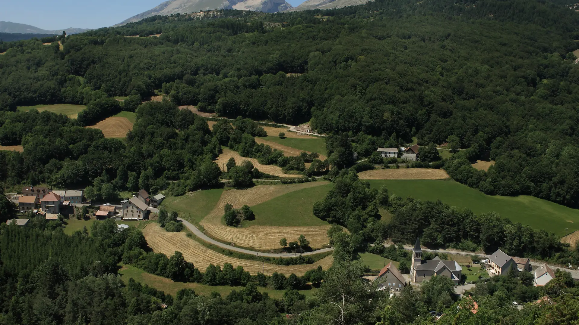 Village de Saint Disdier sur le pardcours du Tour du Dévoluy, Hautes-Alpes
