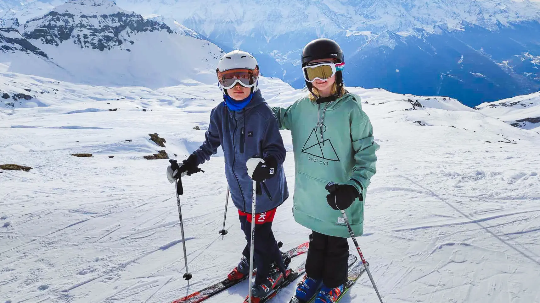 Deux enfants en cours de ski au sommet des Lindars