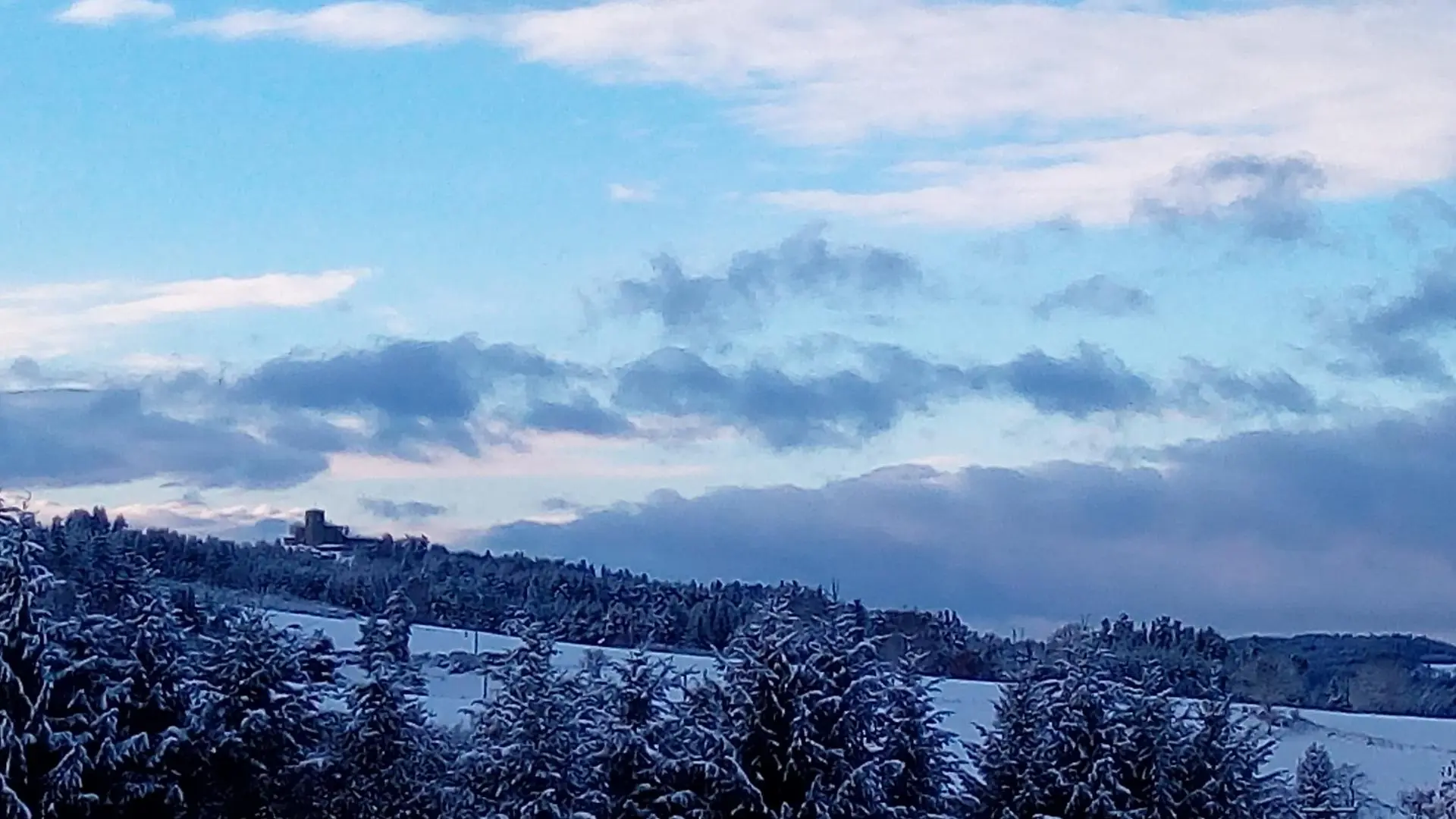 A l'horizon, Leignec vu à partir du gîte