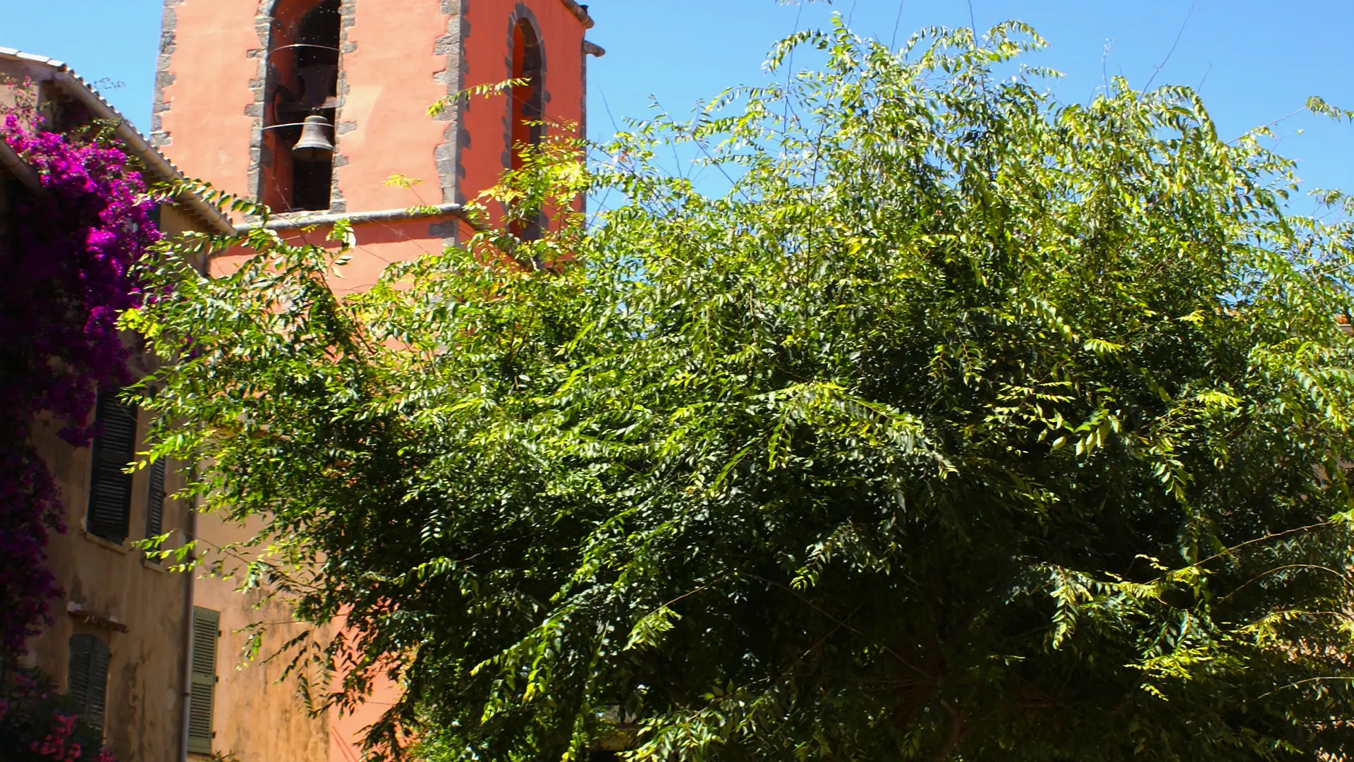 L'église paroissiale vue de la Place de l'Ormeau