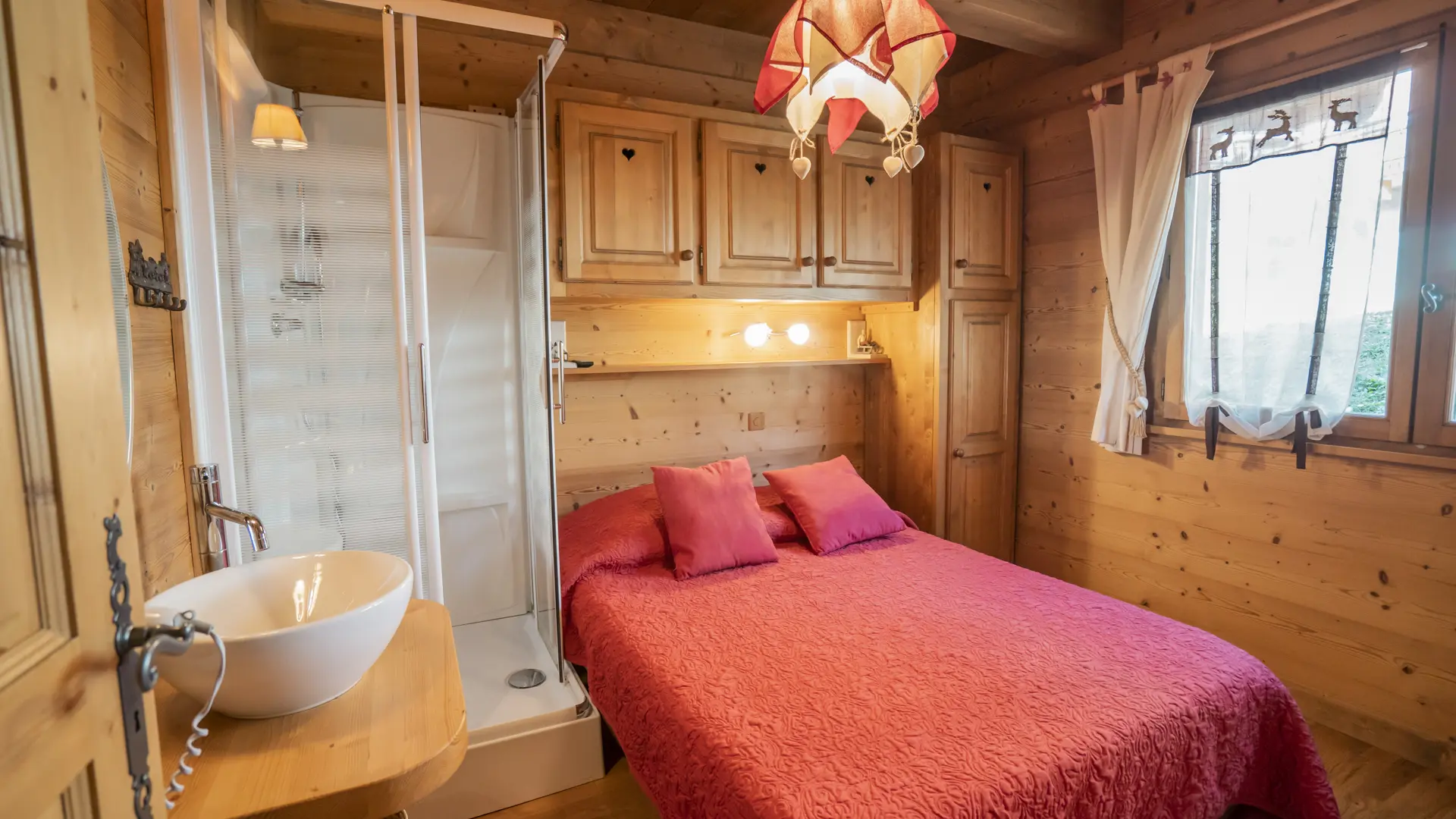 Chambre double et salle de bains