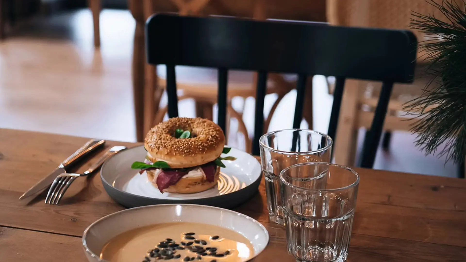 table avec assiette de velouté et assiette bagel