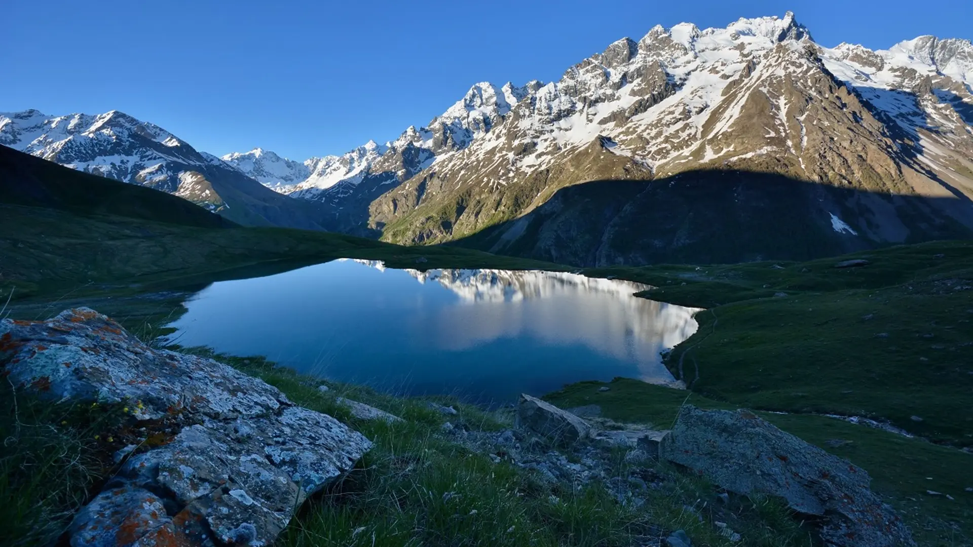 Massif de la Meije et lac du Pontet au lever du jour