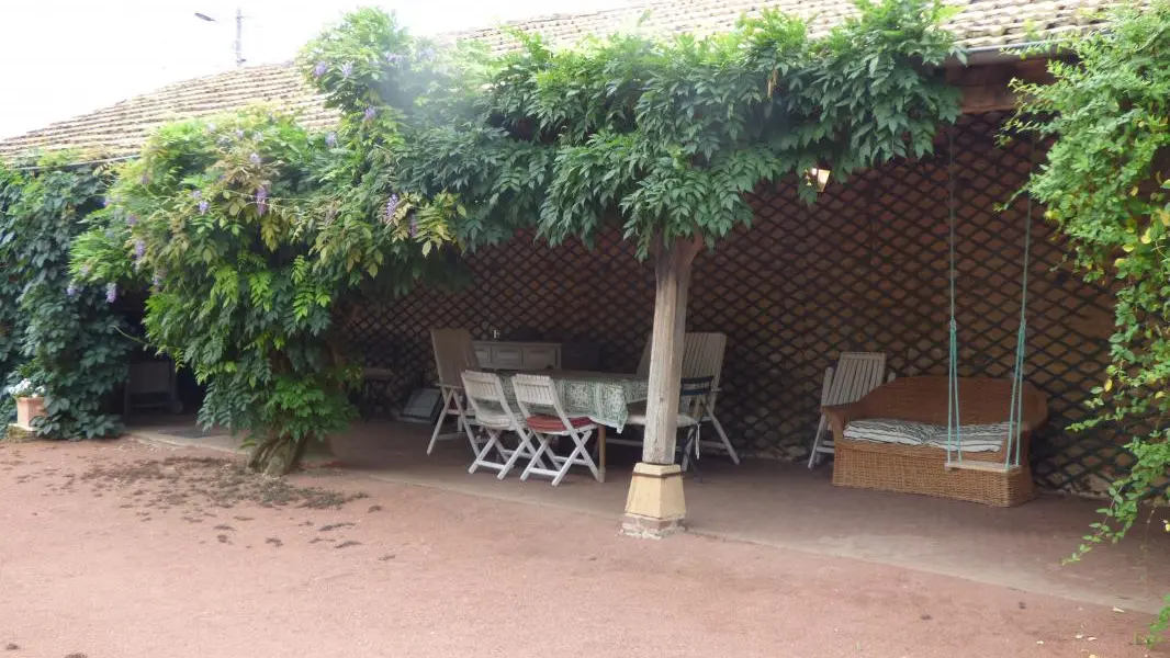 La terrasse couverte ou seront pris les petits déjeuners par beau temps.