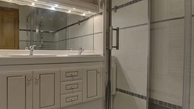 Salle d'eau avec lavabo double vasques; WC indépendant.