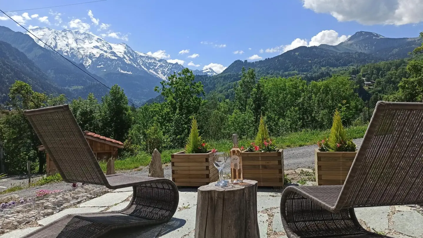 Vue estivale sur le Mont Joly et les glaciers depuis la terrasse