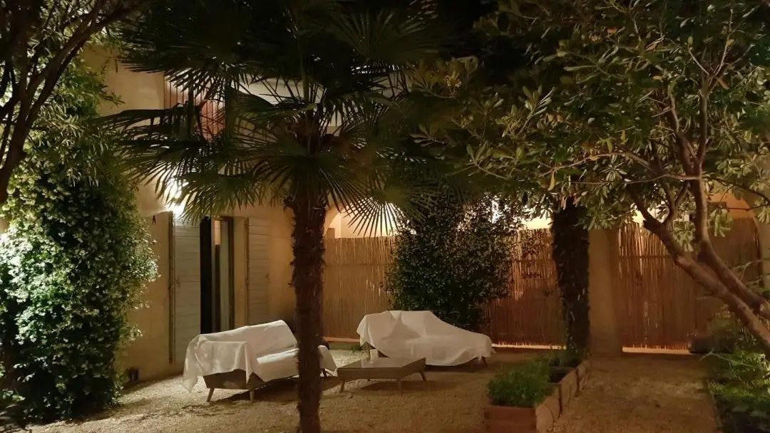 Le Patio intérieur de nuit avec le Jasmin en fleur