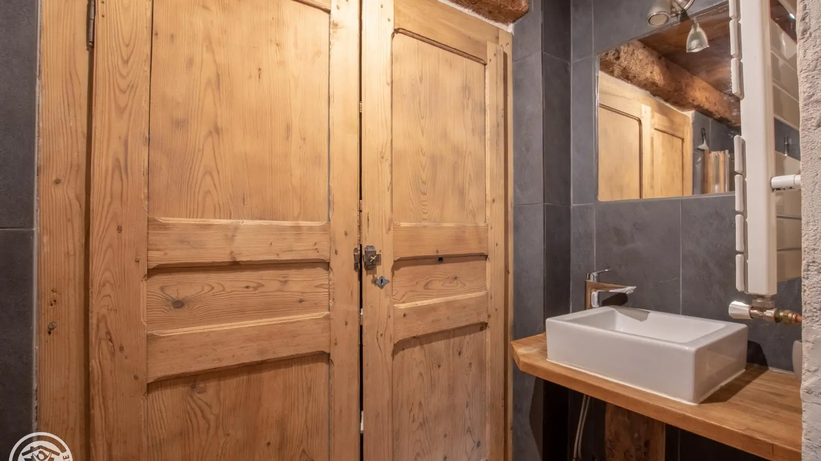 Coin lavabo et douche de la chambre du rez de chaussée