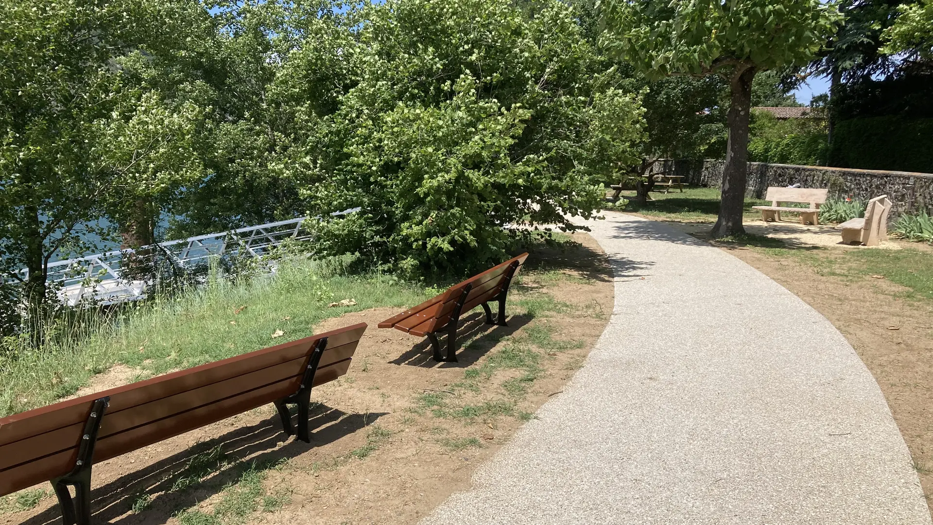 Aire de pique nique à Andancette au bord de la Viarhôna
