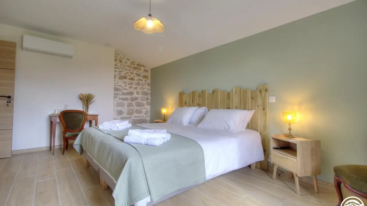 Un lit double de 180X 200, avec salle de bain privative et wc, ou 2 lits simples