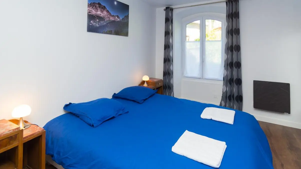 la chambre bleu adaptée PMR peut être aménager avec 2 lits 1 personne