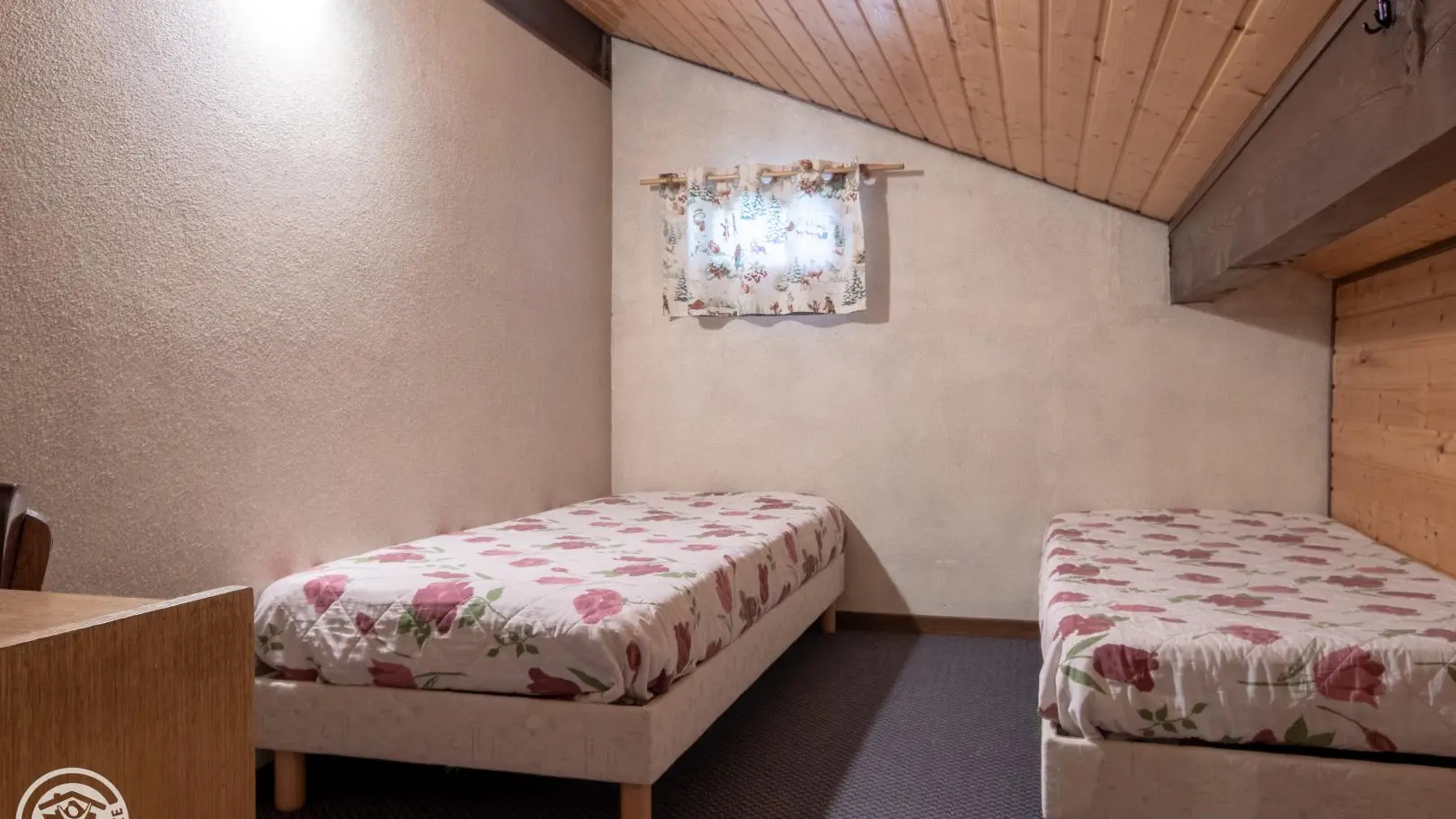 Chambre avec 2 lits 90 jumelables. Moquette.