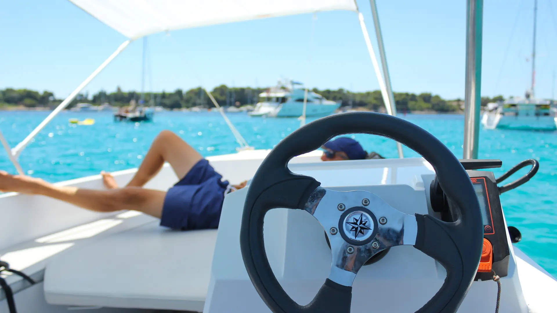 Location de bateua sans permis à Cannes - journée avec Solar Boat