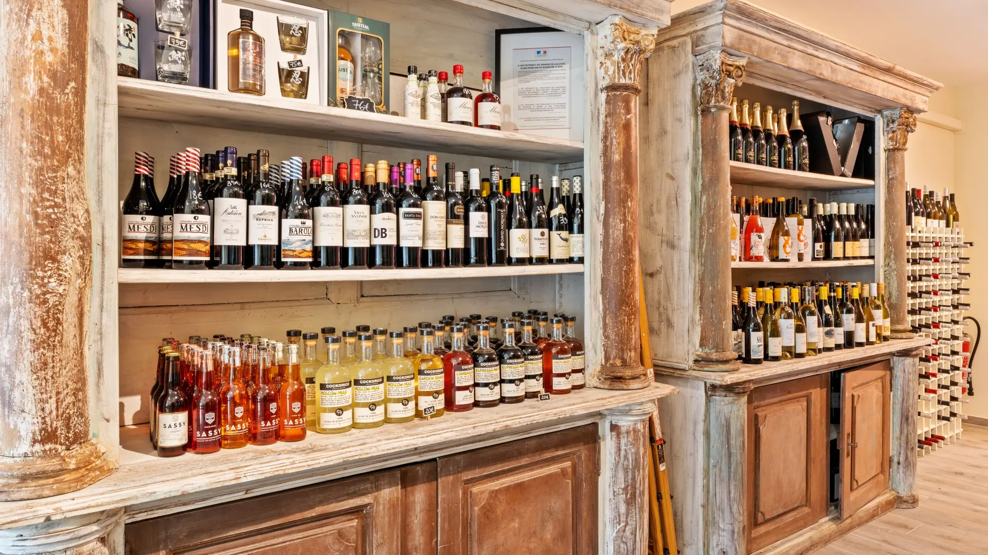 Maison Jasmin_Le Thor meuble de présentation bois