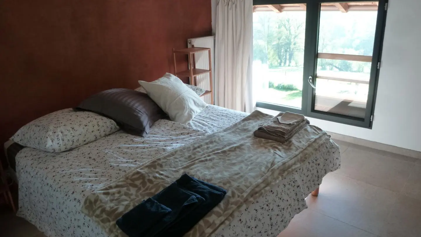 la chambre coté jardin: le grand lit de 160
