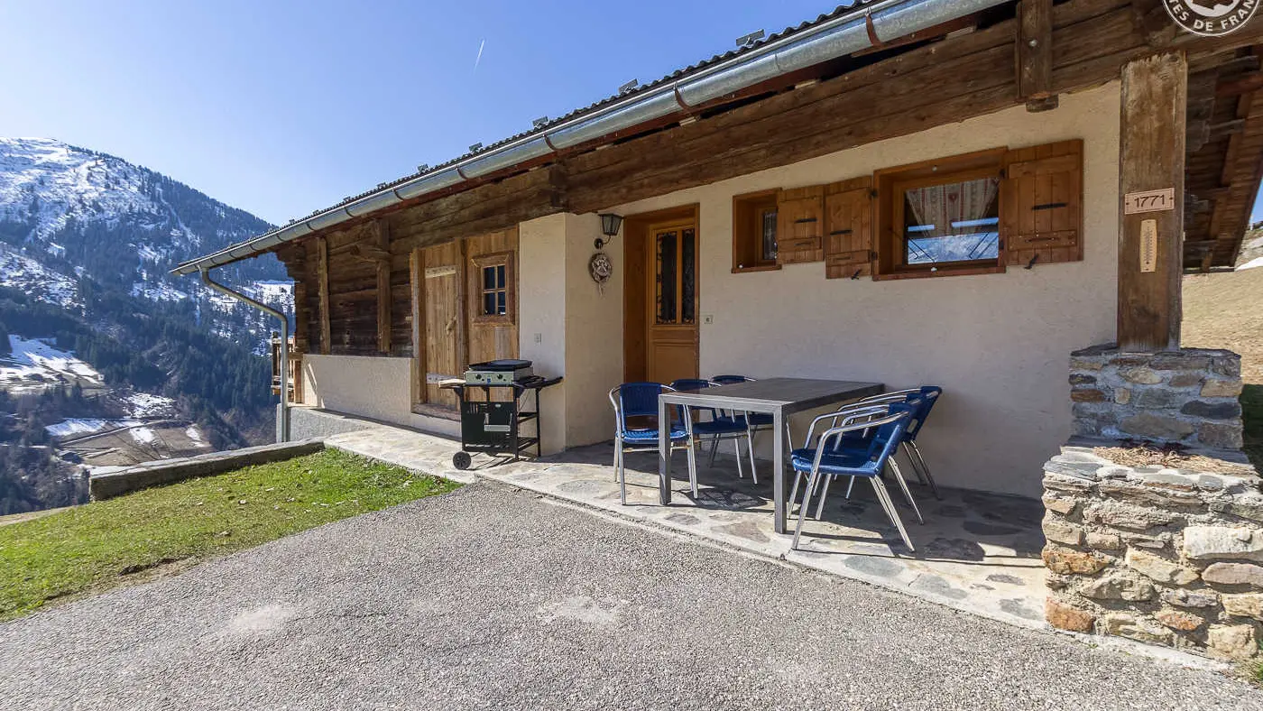Côté EST
         Entrée du chalet