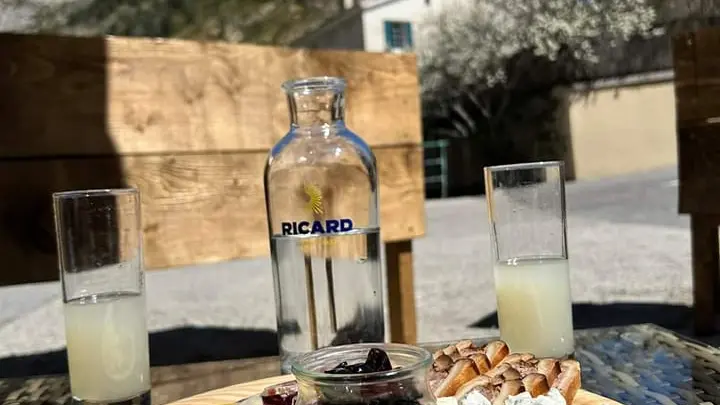 Terrasse avec vue sur les falaises d'Orpierre