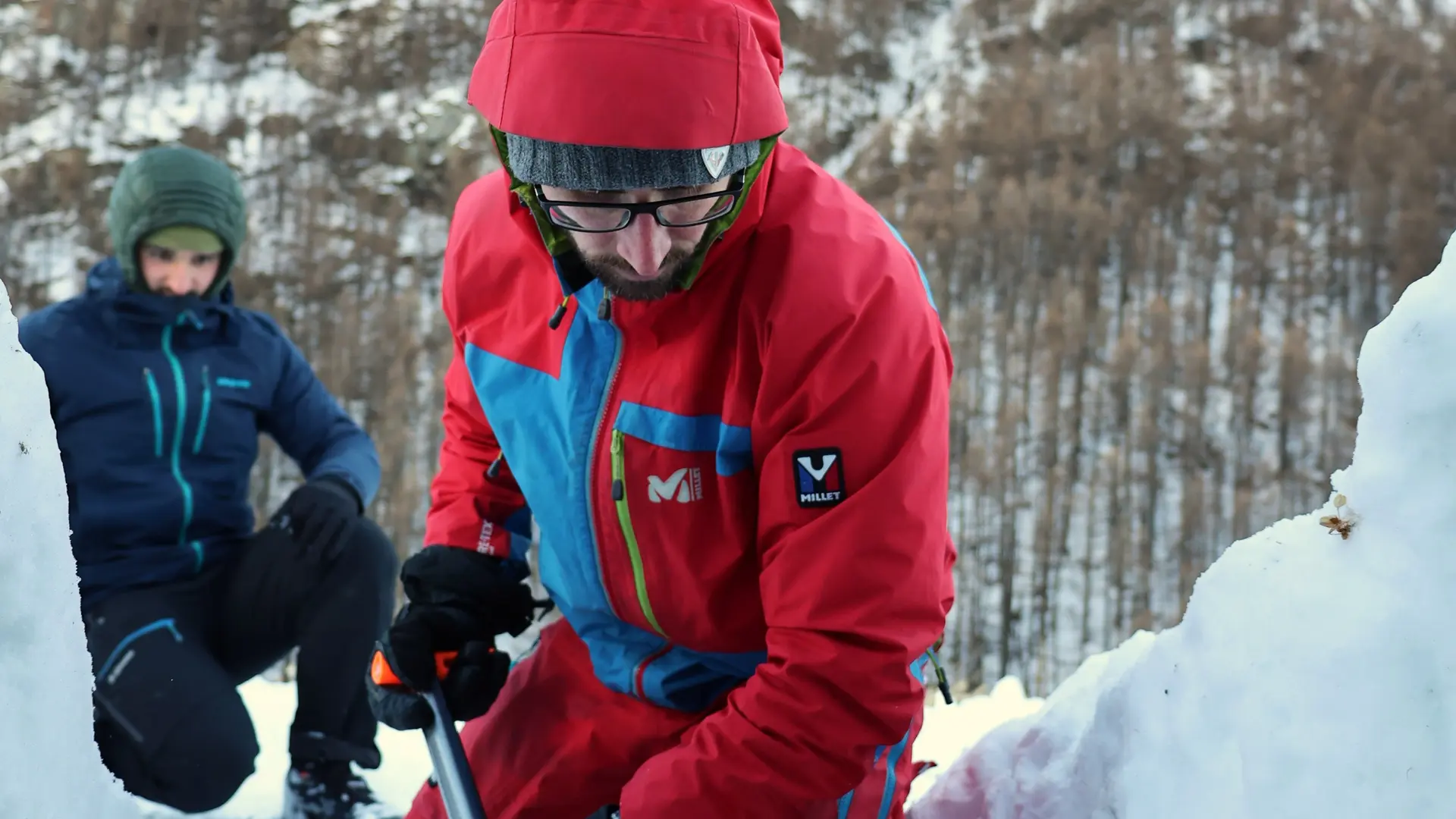 Constuction d'un igloo pour un bivouac hivernale avec Théo tour