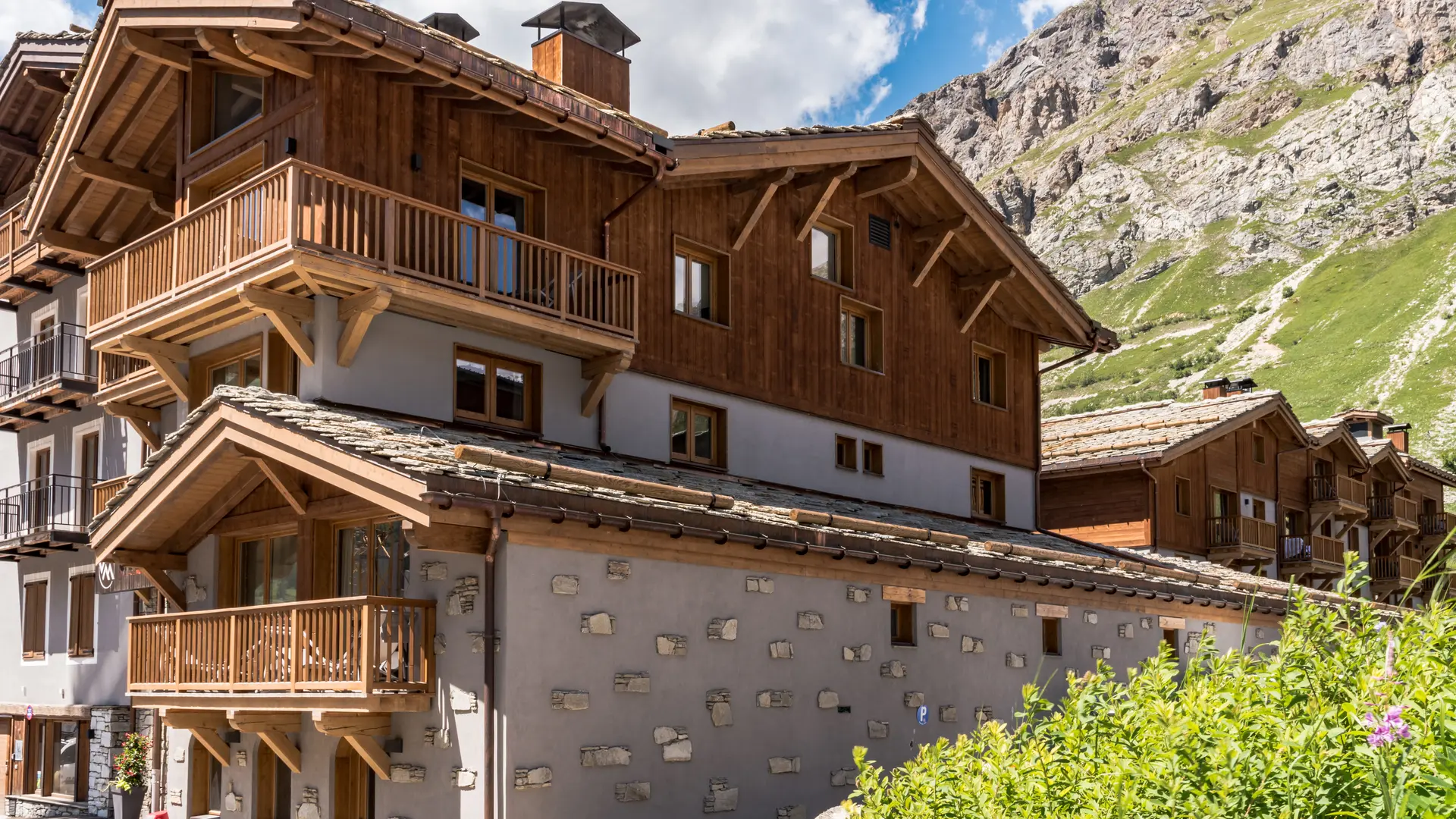 Façade extérieure Chalet Skadi à Val d'Isère en été