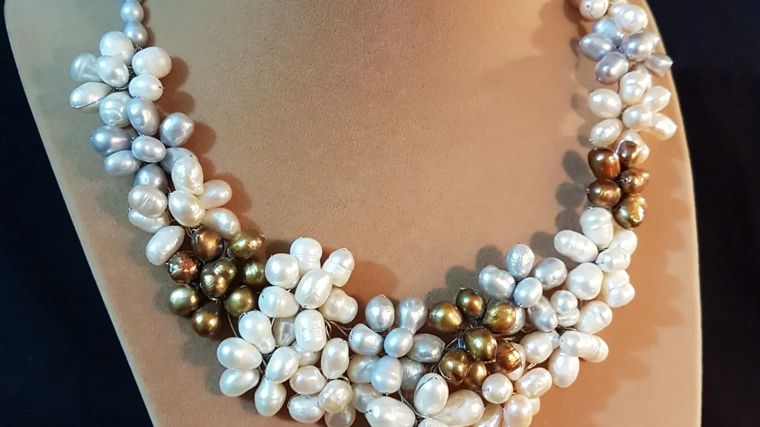 Freshwater pearl necklace by Les Bijoux de Natascha