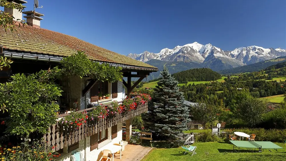 Jardin commun aux 3 appartements avec ping-pong l'été