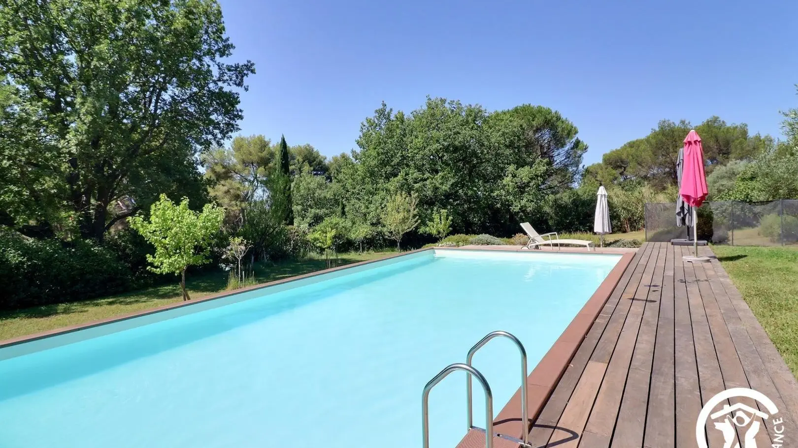 La piscine partagée et sa double terrasse en IPE