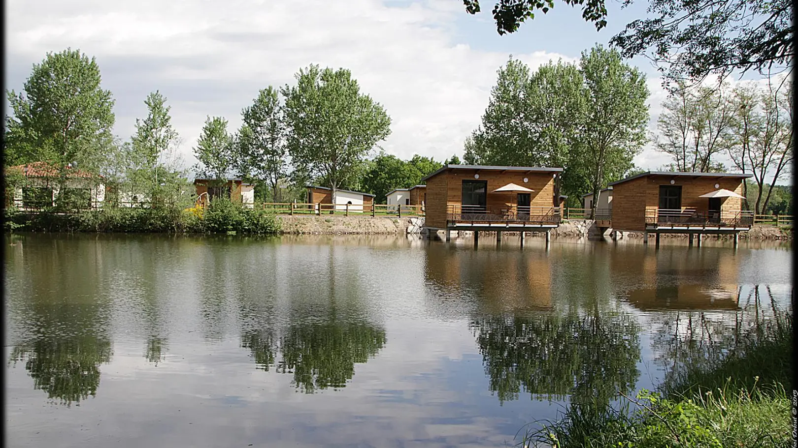 Le Domaine de Veauchette en Forez avec ses 10 chalets dont deux sur pilotis.